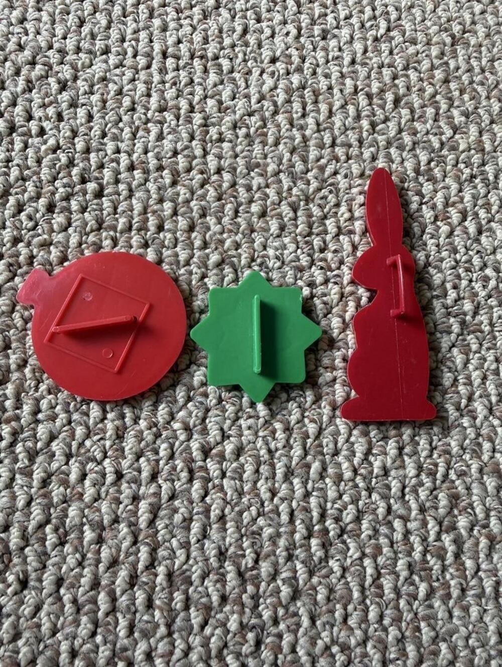 Vintage Christmas cookie cutters with red and green holiday shapes - Picture 6 of 6